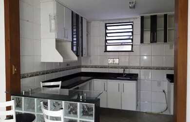 Imagem: A casa possui 3 Dormitórios, 3 Banheiros, 1 Vaga na garagem