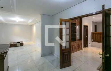 Imagem: A casa possui 5 Dormitórios, 5 Banheiros, 4 Vagas na garagem