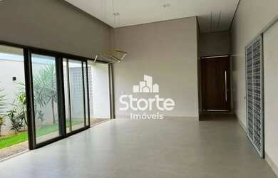 Imagem: A casa em condomínio possui 4 Dormitórios, 4 Banheiros, 4