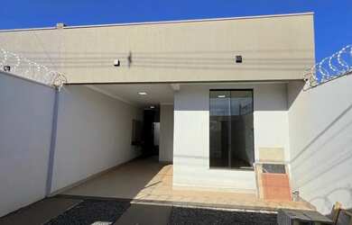 Imagem: A casa possui 3 Dormitórios, 2 Banheiros, 2 Vagas na garagem