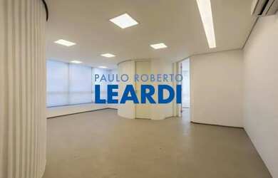 Imagem: O depósito possui 2 Vagas na garagem e 196m² de Área e está