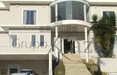 Imagem: A casa em condomínio possui 4 Dormitórios, 3 Banheiros, 5