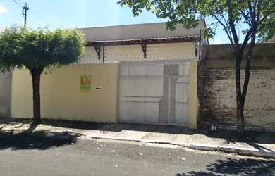 Imagem: A casa possui 3 Dormitórios, 2 Banheiros, 5 Vagas na garagem