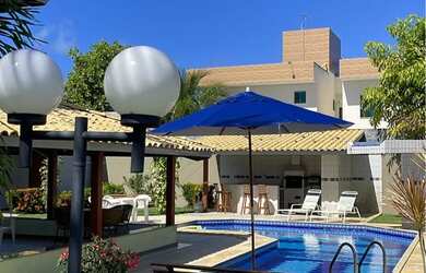 Imagem: A casa possui 5 Dormitórios, Acomodam 15 pessoas, 5 Vagas na