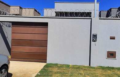 Imagem: A casa possui 2 Dormitórios, 2 Banheiros, 2 Vagas na garagem