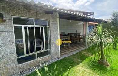 Imagem: A casa possui 3 Dormitórios, 2 Banheiros, 2 Vagas na garagem