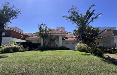 Imagem: A casa possui 5 Dormitórios, 5 Banheiros, 2 Vagas na garagem