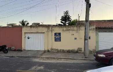 Imagem: A casa possui 3 Dormitórios, 1 Banheiro, 2 Vagas na garagem