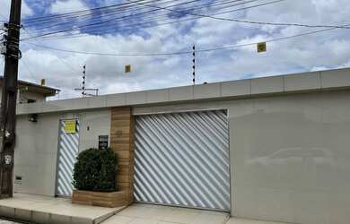 Imagem: A casa possui 2 Dormitórios, 3 Banheiros, 3 Vagas na garagem