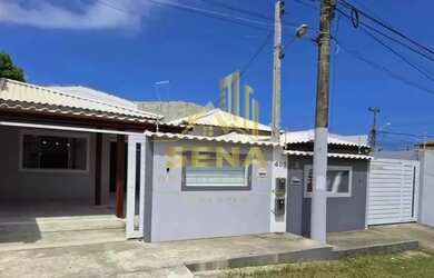 Imagem: A casa possui 3 Dormitórios, 2 Banheiros, 2 Vagas na garagem