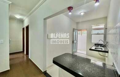 Imagem: O apartamento possui 3 Dormitórios, 1 Banheiro, 1 Vaga na garagem