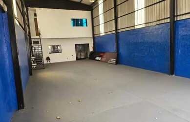 Imagem: O depósito possui 5 Vagas na garagem, 200m² de Área e está