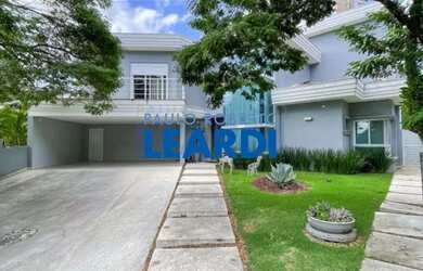 Imagem: A casa em condomínio possui 4 Dormitórios, 5 Banheiros, 4