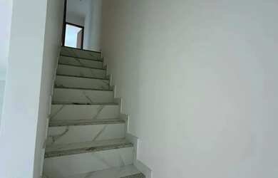 Imagem: A casa possui 3 Dormitórios, 2 Banheiros, 1 Vaga na garagem