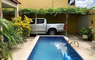 Imagem: A casa possui 5 Dormitórios, 5 Banheiros, 4 Vagas na garagem