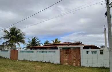 Imagem: A casa possui 4 Dormitórios, 3 Banheiros, 5 Vagas na garagem
