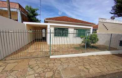 Imagem: A casa possui 3 Dormitórios, 2 Banheiros, 1 Vaga na garagem