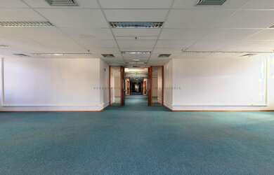 Imagem: O depósito possui 5 Vagas na garagem, 560m² de Área e está