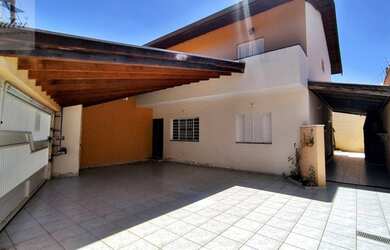 Imagem: A casa possui 4 Dormitórios, 2 Banheiros, 5 Vagas na garagem