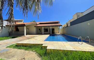 Imagem: A casa possui 2 Dormitórios, 2 Banheiros, 4 Vagas na garagem