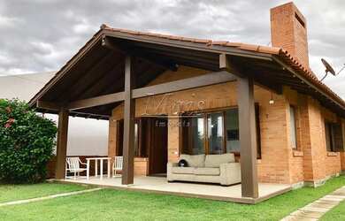 Imagem: A casa possui 3 Dormitórios, 1 Banheiro, 2 Vagas na garagem