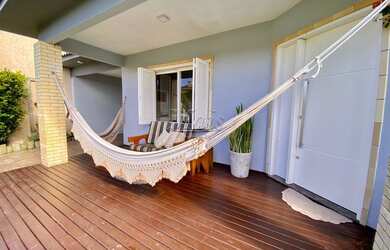 Imagem: A casa possui 3 Dormitórios, 3 Banheiros, 2 Vagas na garagem