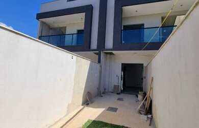 Imagem: A casa possui 3 Dormitórios, 2 Banheiros, 2 Vagas na garagem