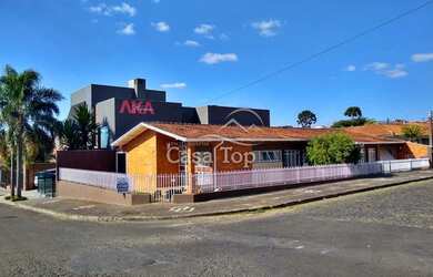Imagem: A casa possui 3 Dormitórios, 4 Banheiros, 2 Vagas na garagem