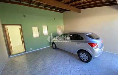 Imagem: A casa possui 3 Dormitórios, 2 Banheiros, 2 Vagas na garagem