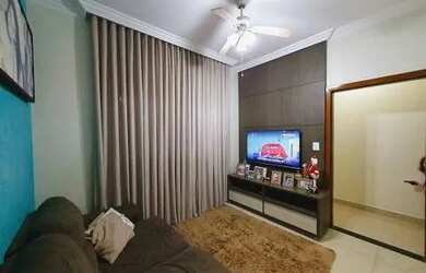 Imagem: A casa possui 3 Dormitórios, 2 Banheiros, 2 Vagas na garagem