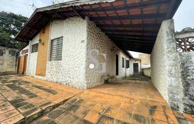 Imagem: A casa possui 3 Dormitórios, 2 Banheiros, 4 Vagas na garagem