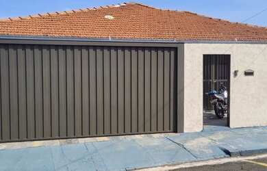 Imagem: A casa possui 4 Dormitórios, 4 Banheiros, 4 Vagas na garagem