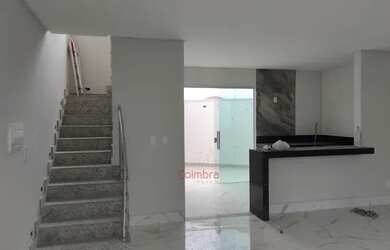 Imagem: A casa possui 2 Dormitórios, 2 Banheiros, 2 Vagas na garagem