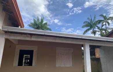 Imagem: A casa possui 3 Dormitórios, 2 Banheiros, 2 Vagas na garagem