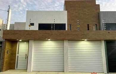 Imagem: A casa possui 4 Dormitórios, 5 Banheiros, 2 Vagas na garagem