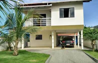 Imagem: A casa possui 3 Dormitórios, 3 Vagas na garagem e está localizado