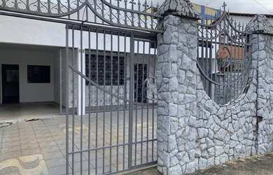 Imagem: A casa possui 4 Dormitórios, 1 Banheiro, 3 Vagas na garagem