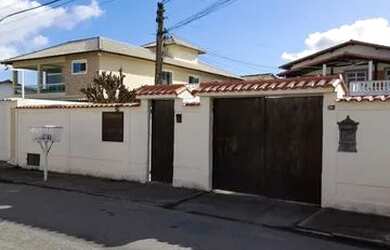 Imagem: A casa possui 1 Dormitório, 1 Banheiro, 1 Vaga na garagem