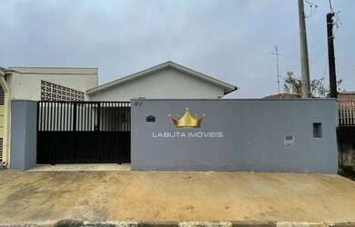 Imagem: A casa possui 3 Dormitórios, 2 Banheiros, 3 Vagas na garagem