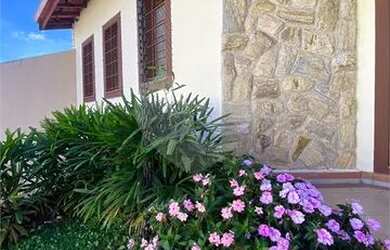 Imagem: A casa possui 4 Dormitórios, 3 Banheiros, 2 Vagas na garagem