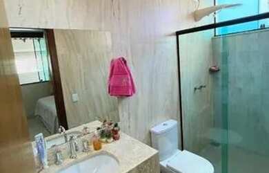 Imagem: A casa possui 3 Dormitórios, 2 Banheiros, 1 Vaga na garagem