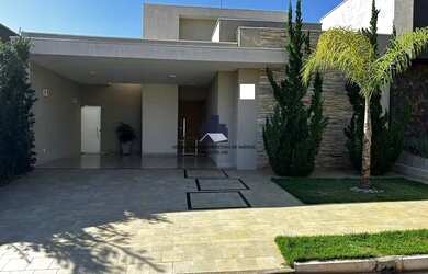 Imagem: A casa em condomínio possui 3 Dormitórios, 4 Banheiros, 4