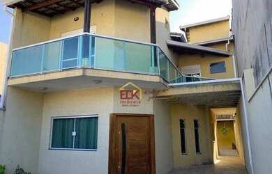 Imagem: A casa possui 3 Dormitórios, 4 Banheiros, 2 Vagas na garagem