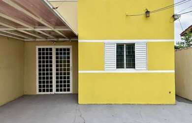 Imagem: A casa possui 3 Dormitórios, 2 Banheiros, 1 Vaga na garagem