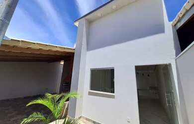 Imagem: A casa possui 3 Dormitórios, 1 Banheiro, 2 Vagas na garagem