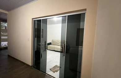 Imagem: A casa possui 2 Dormitórios, 1 Banheiro, 2 Vagas na garagem