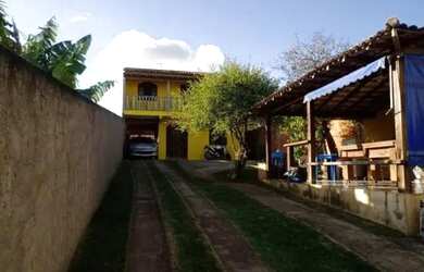 Imagem: A casa possui 3 Dormitórios, 2 Banheiros, 3 Vagas na garagem