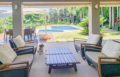 Imagem: A casa em condomínio possui 5 Dormitórios, 5 Banheiros, 4