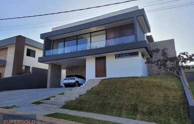 Imagem: A casa possui 4 Dormitórios, 5 Banheiros, 4 Vagas na garagem