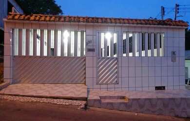 Imagem: A casa possui 3 Dormitórios, 2 Banheiros, 5 Vagas na garagem